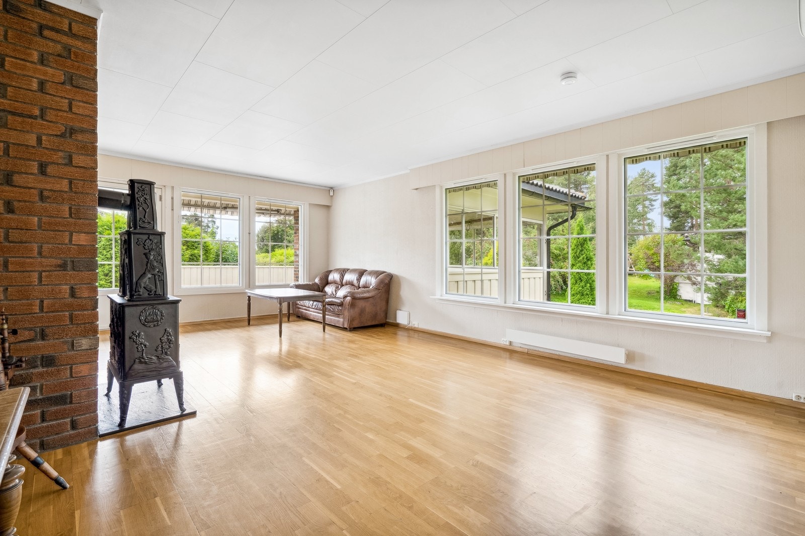 Stue med vedovn. Boligen har også varmepumpe Galleribilde