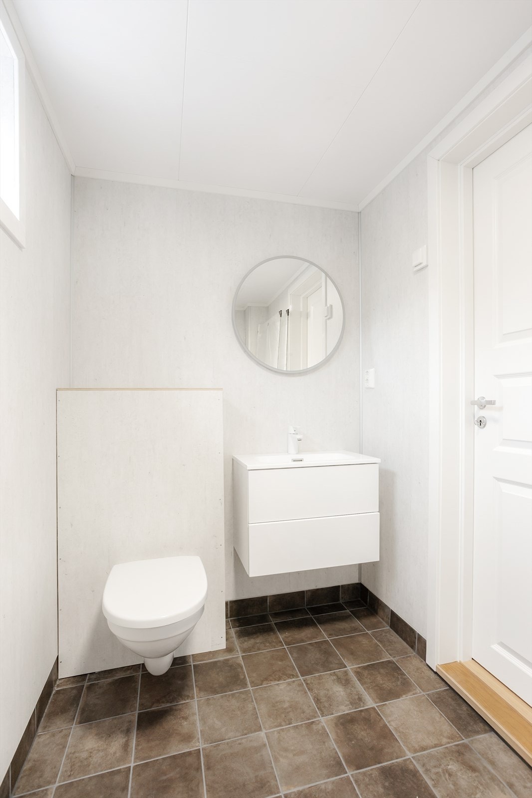 Badet i kjeller er nytt. Det er baderomsplater på vegger og malte plater i himling. Flislagt gulv med varmekabler. Galleribilde