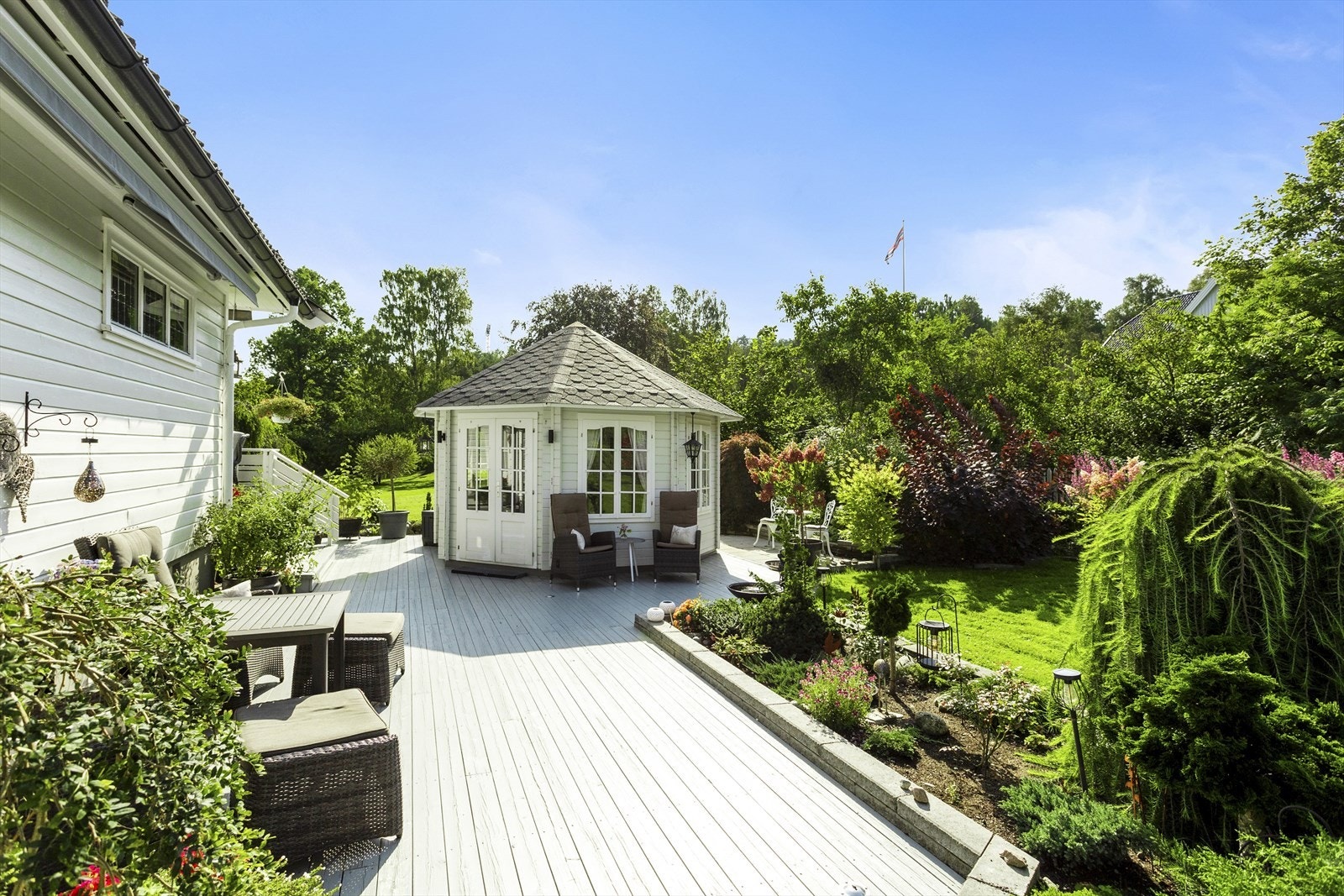 Boligen har romslige terrasser mot sør og vest på til sammen ca. 85 m², som gir gode solforhold gjennom dagen. Galleribilde