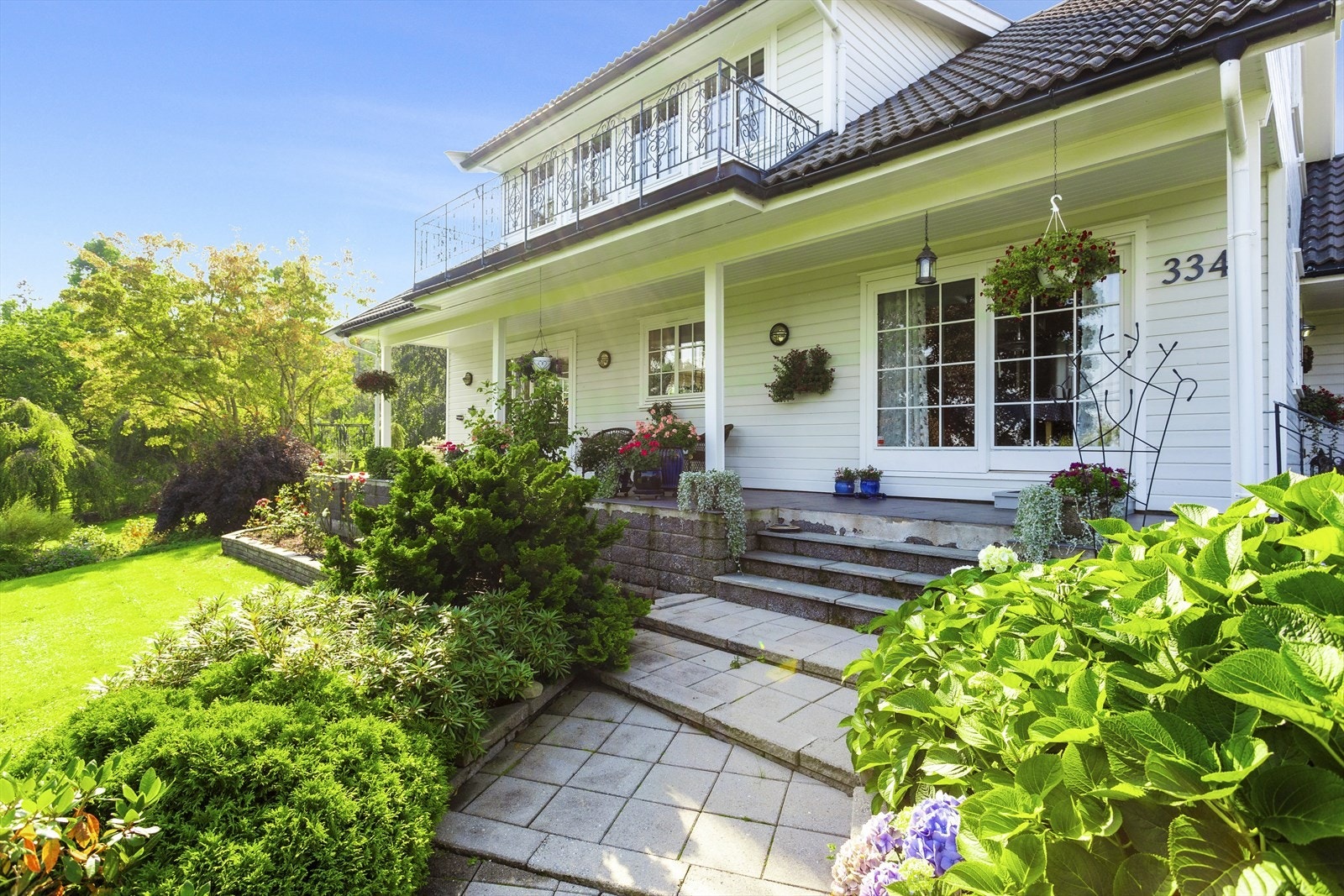 Den østvendte terrassen på 33 m² er flislagt og har en smijernstrapp ned mot innkjørselen, samt to murede trapper med adkomst til hage og gårdsplass. Galleribilde