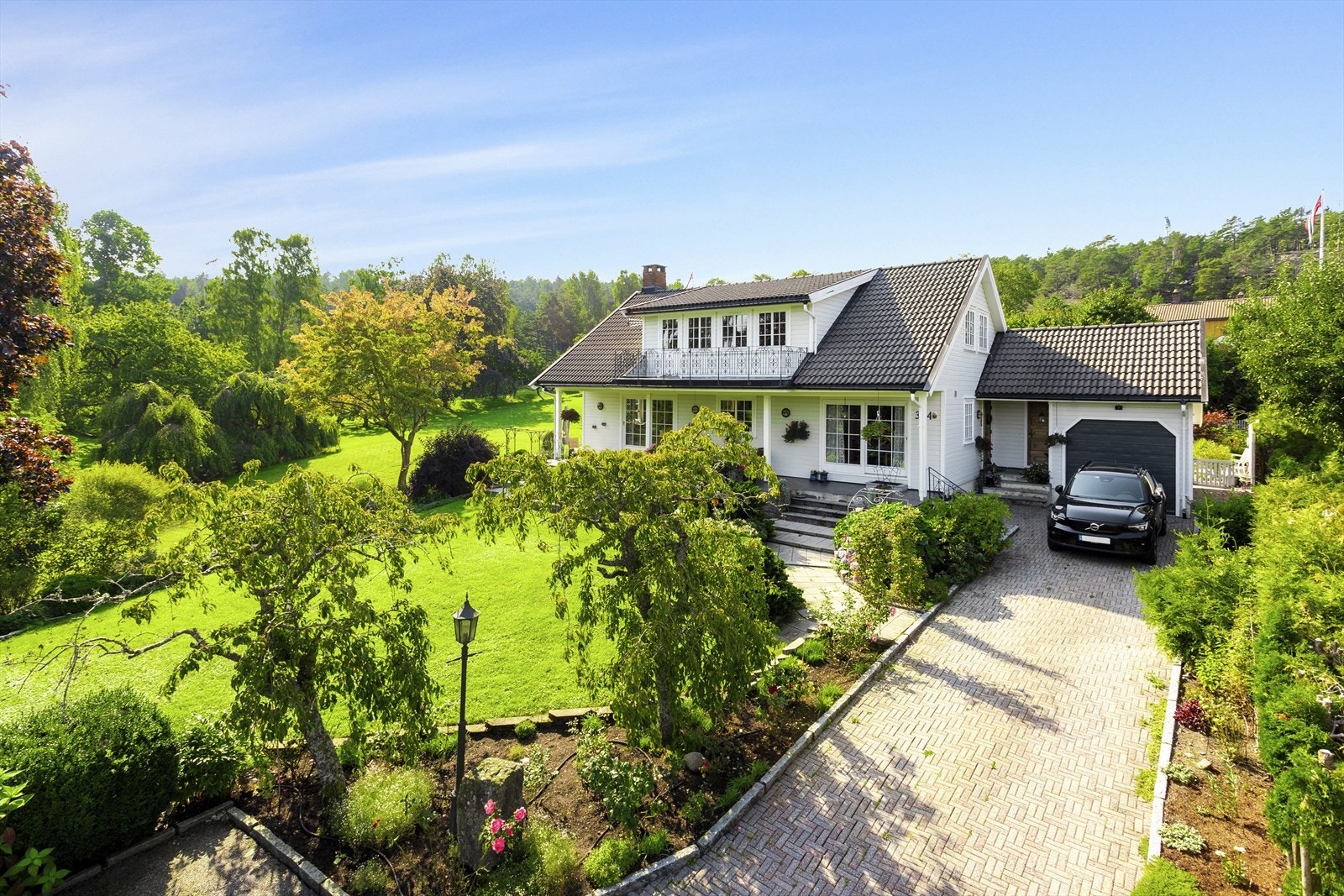 Tilbygget garasje med elektrisk åpner og elbil-lader. Galleribilde