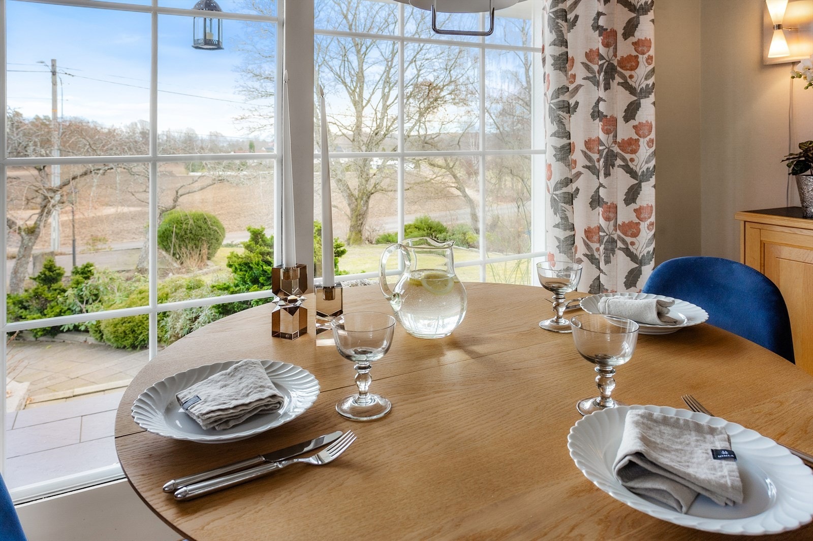 Kjøkkenet har god plass til kjøkkenbord. Galleribilde