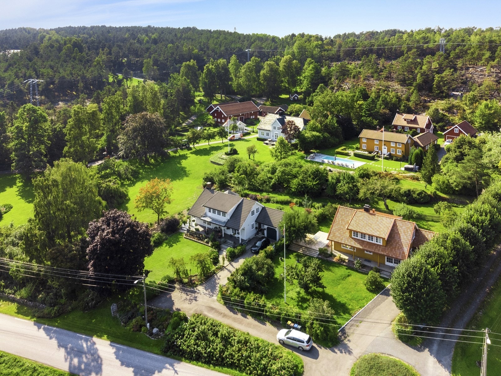 Eiendommens beliggenhet gir både ro og nærhet til naturen, samtidig som det er praktisk med kun 5 minutters kjøretur til Tjøme sentrum og cirka 25 minutter til Tønsberg. Galleribilde