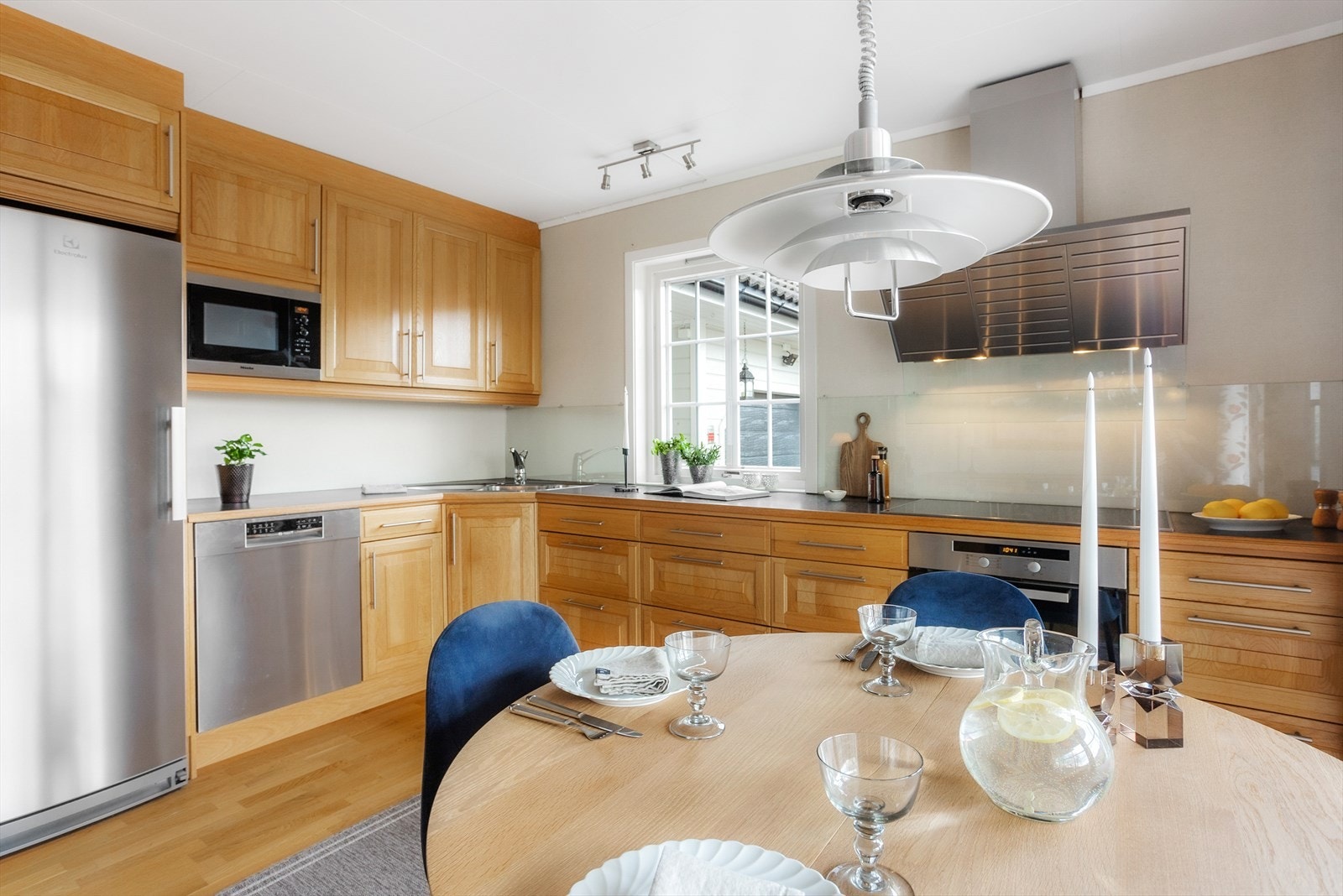 Kjøkkenet er utstyrt med integrerte hvitevarer som stekeovn, platetopp og microbølgeovn. Galleribilde