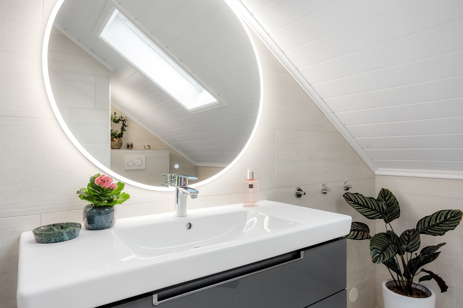 Veggene er flislagte, himlingen har mdf-panel, og gulvet er flislagt med varmekabler. Galleribilde