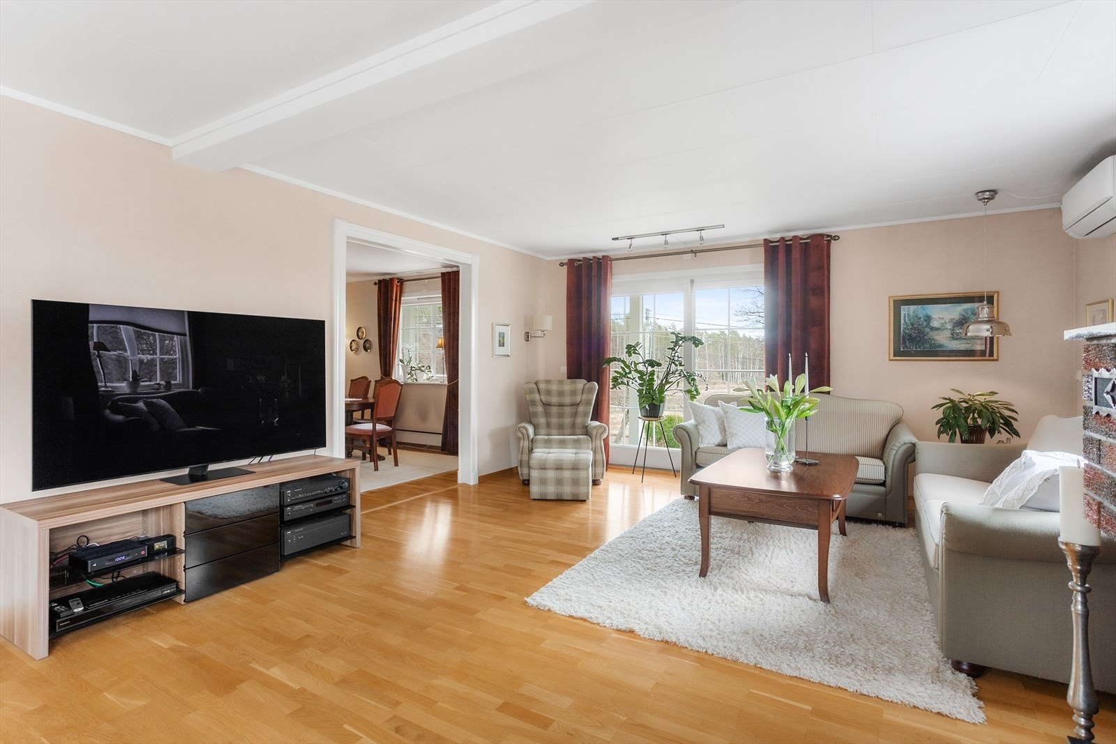 Stuen har store vindusflater slipper inn rikelig med dagslys. Galleribilde