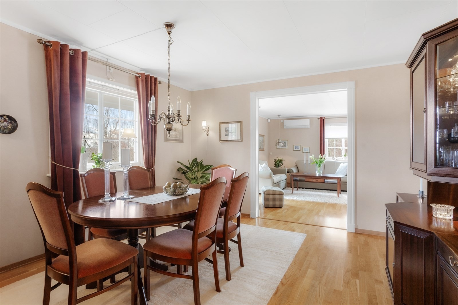 Boligen har en egen spisestue med direkte adkomst fra kjøkkenet. Galleribilde