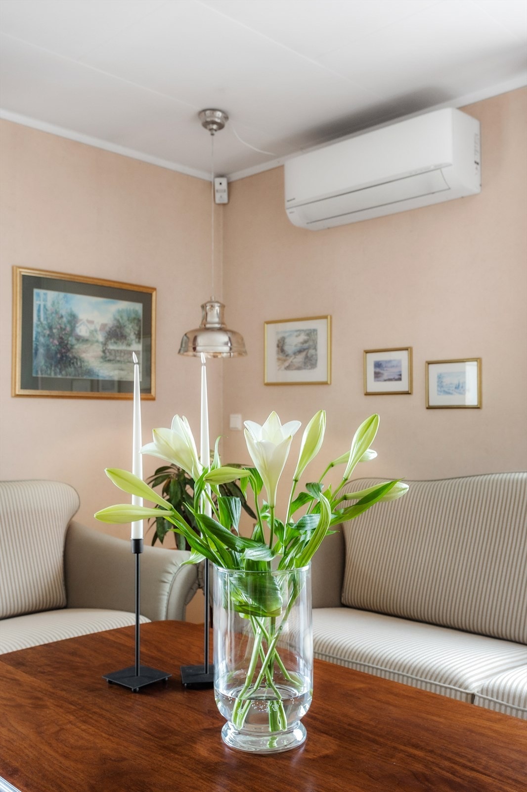 Det er montert luft/luft varmepumpe i stuen. Galleribilde