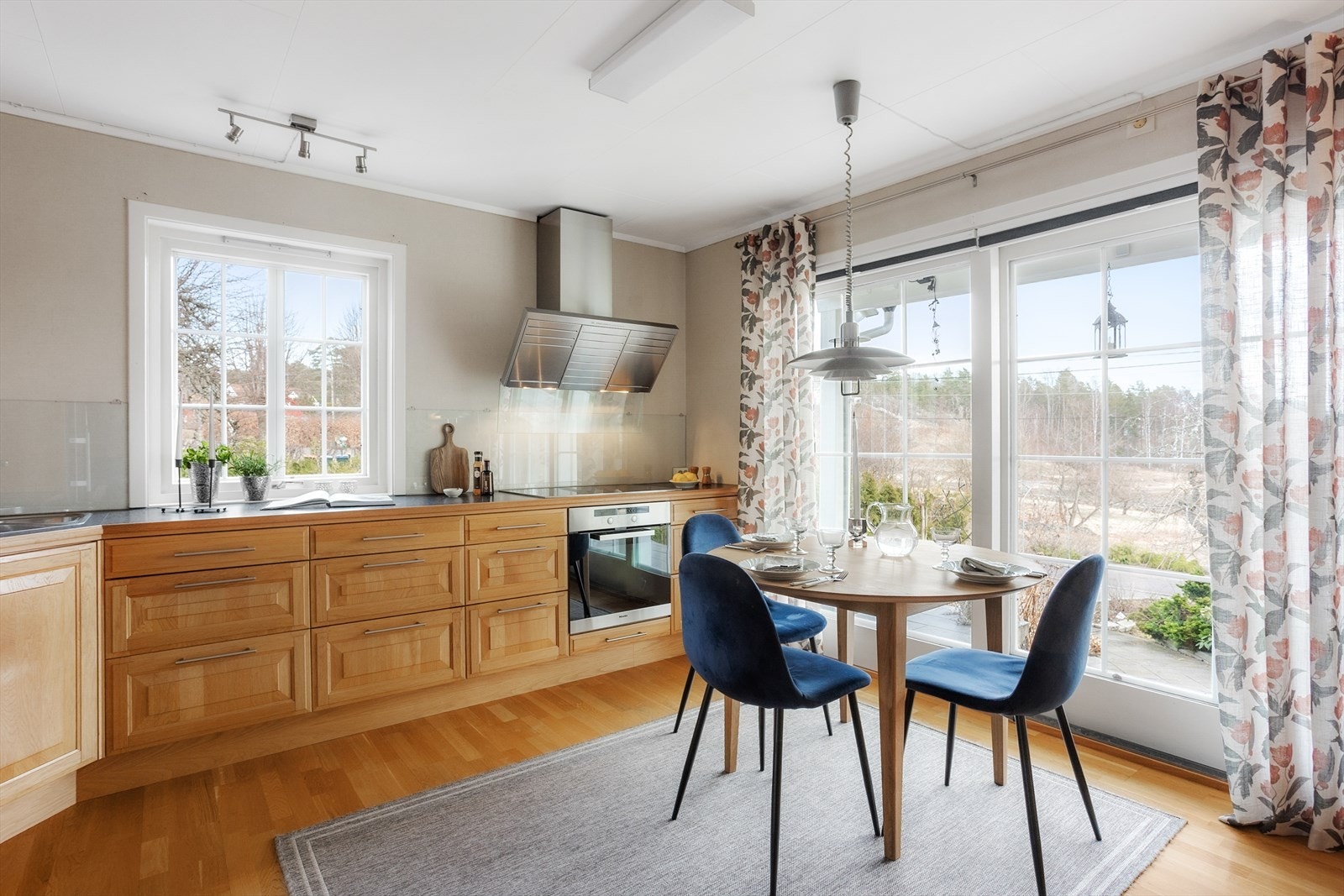 Kjøkkeninnredningen er fra 2008 og har skapdører og skuffefronter i heltre eik. Galleribilde