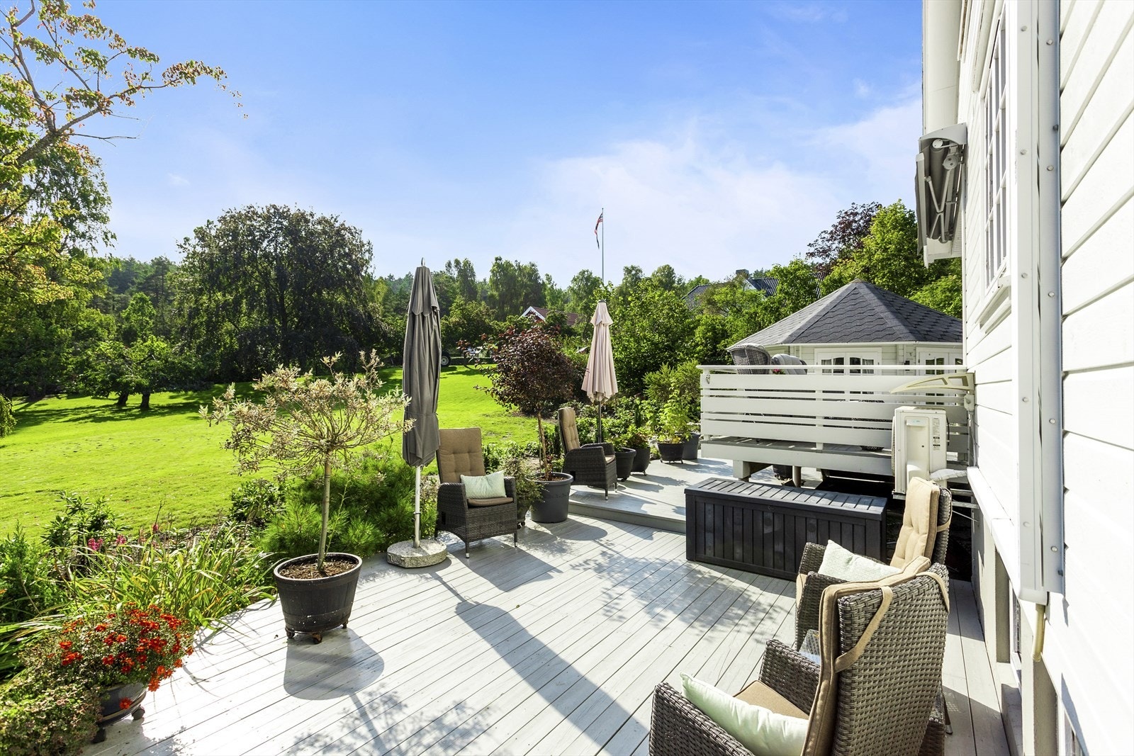 Terrasseområdene er tilpasset nivåforskjeller som skaper ulike soner. Galleribilde