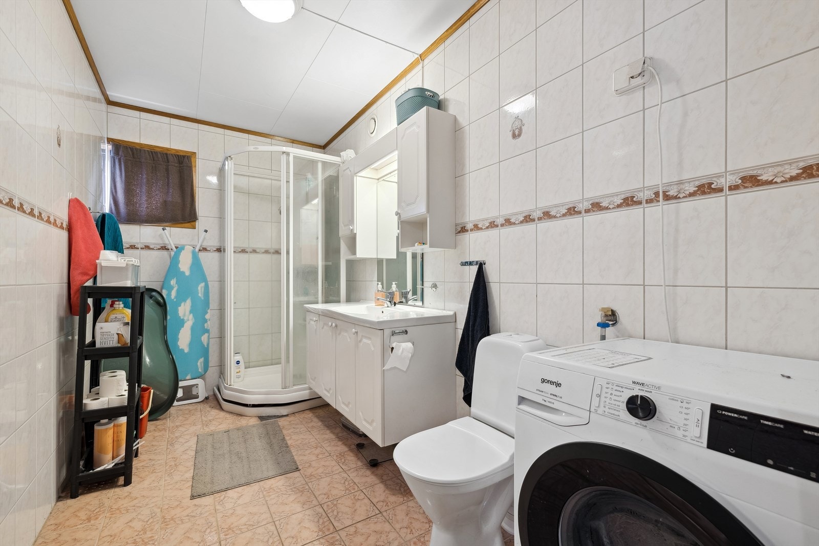 Bad/wc med fliser på gulv og varmekabler Galleribilde