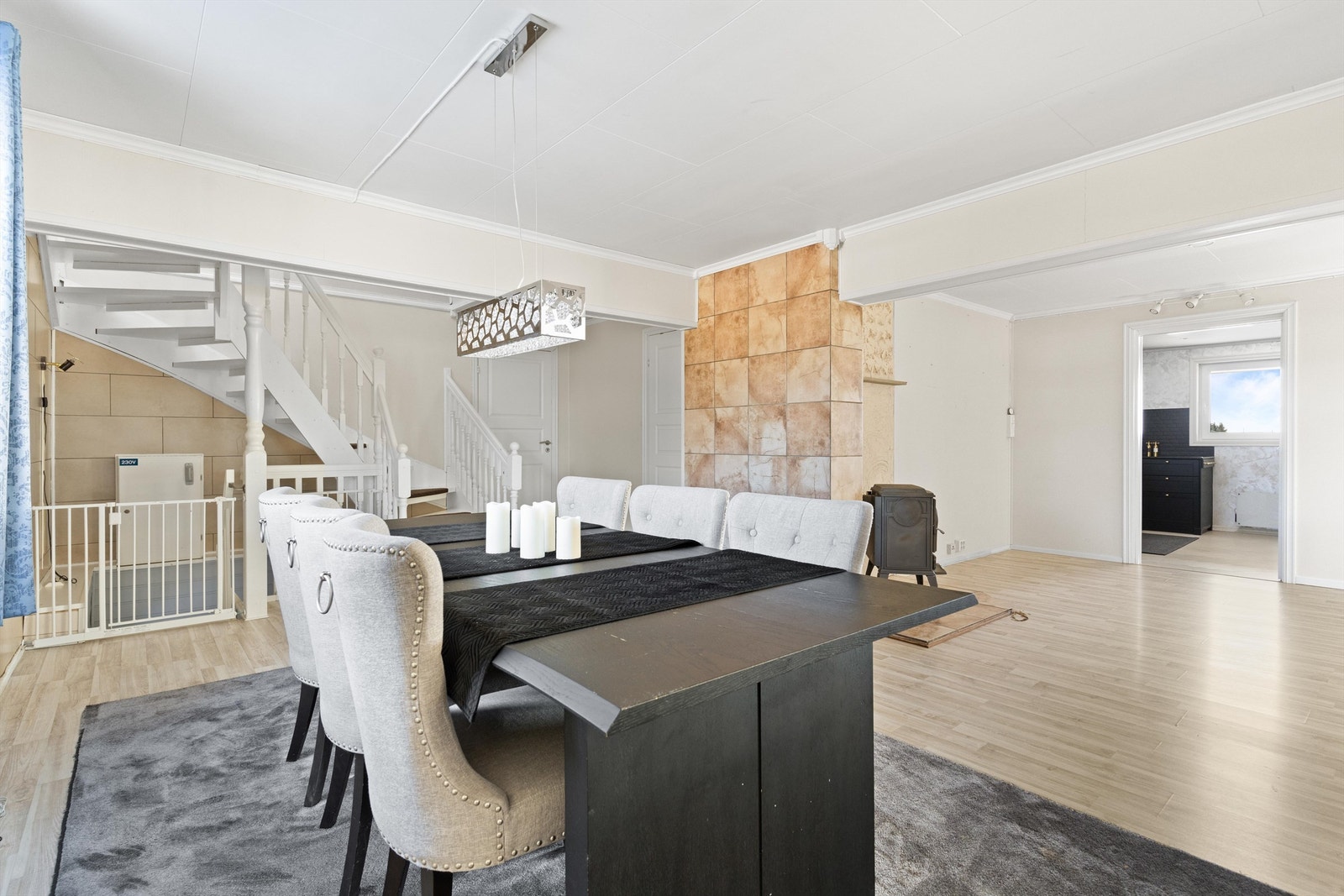 Boligen er delt opp i flere naturlige soner med god plass til sofa, spisestue etc. Galleribilde