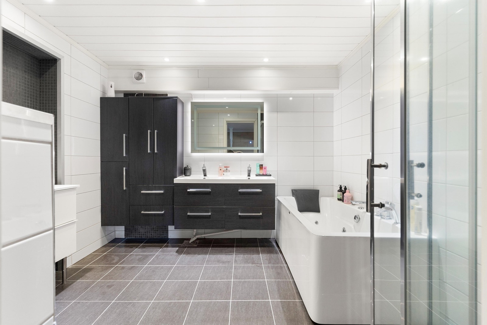 Stort bad i boligens hovedetasje. Galleribilde