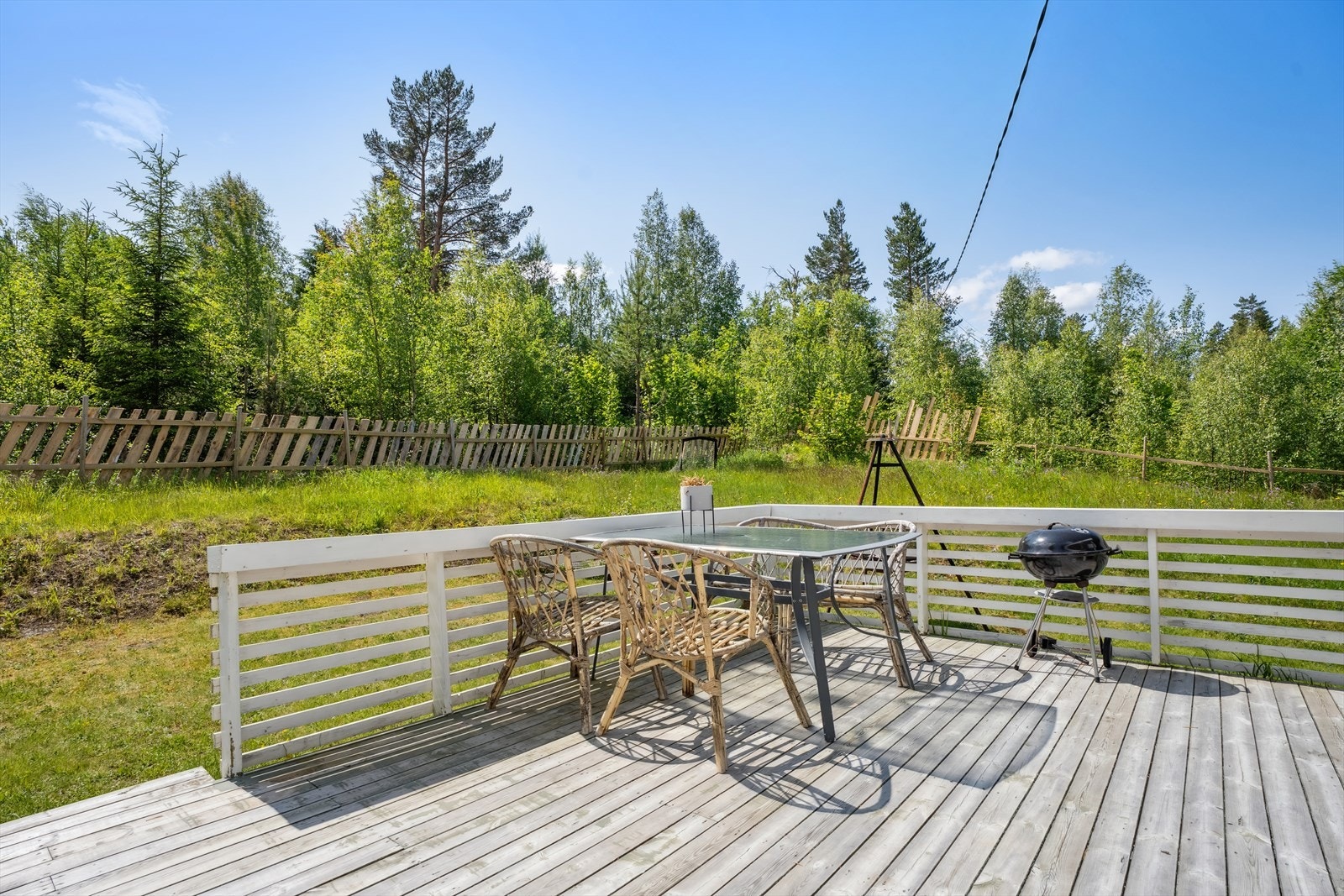Solrik terrasse og hageområdet. Galleribilde