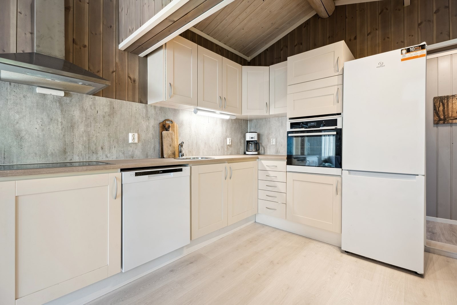 Kjøkkeninnredning med profilerte fronter. Galleribilde