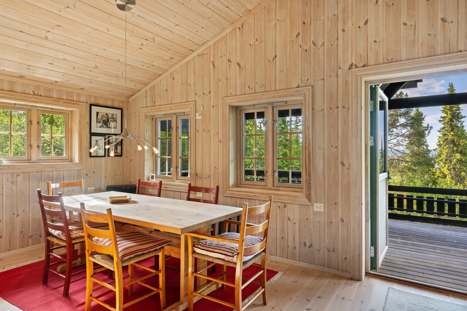 Plass for en spisegruppe for små og store lag. Galleribilde