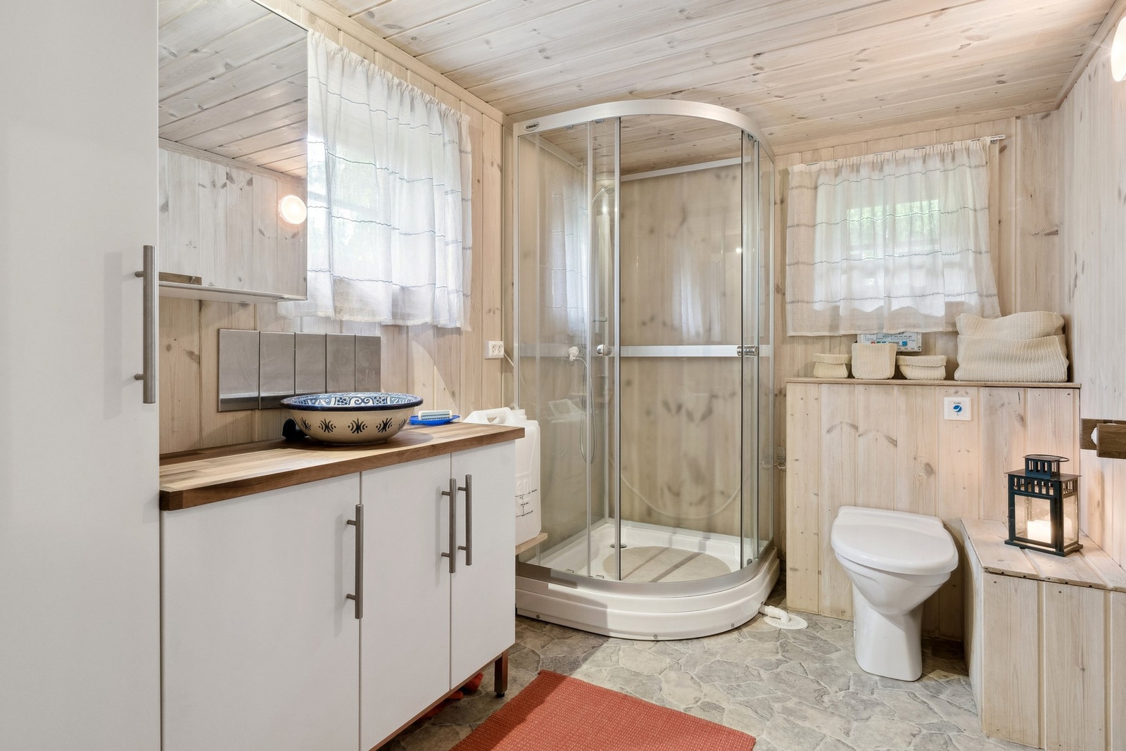 Vaskerommet er utstyrt med dusjkabinett og Jets toalett. Galleribilde