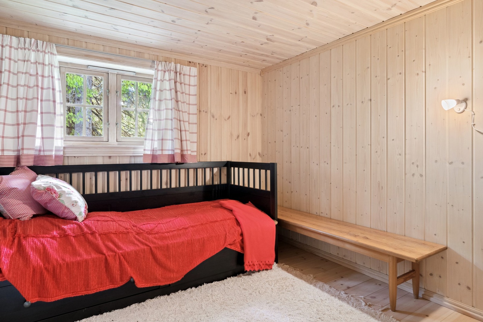 Soverom 2 innredet med enkeltseng som kan trekkes ut til dobbeltseng. Galleribilde