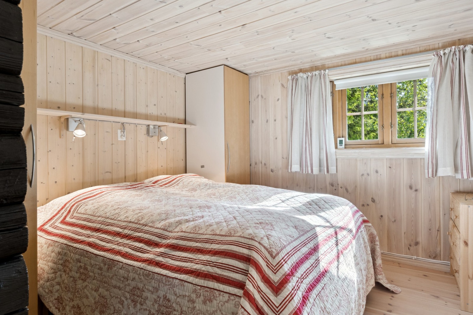 Soverom 1 med dobbeltseng og skapplass i to høyskap. Galleribilde