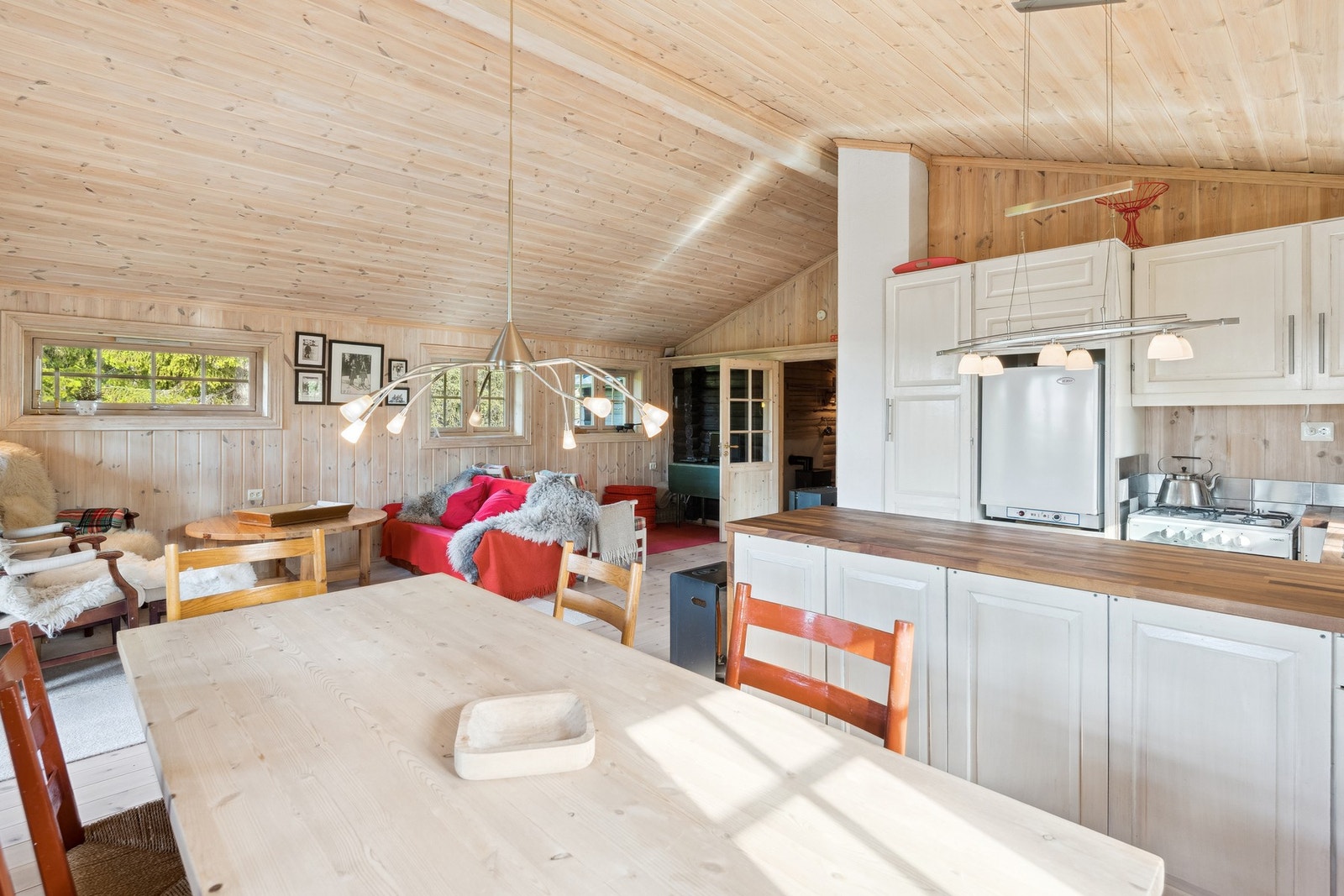 Kjøkkenøya deler av mot spisestue, og gir mye benkeplass. Galleribilde