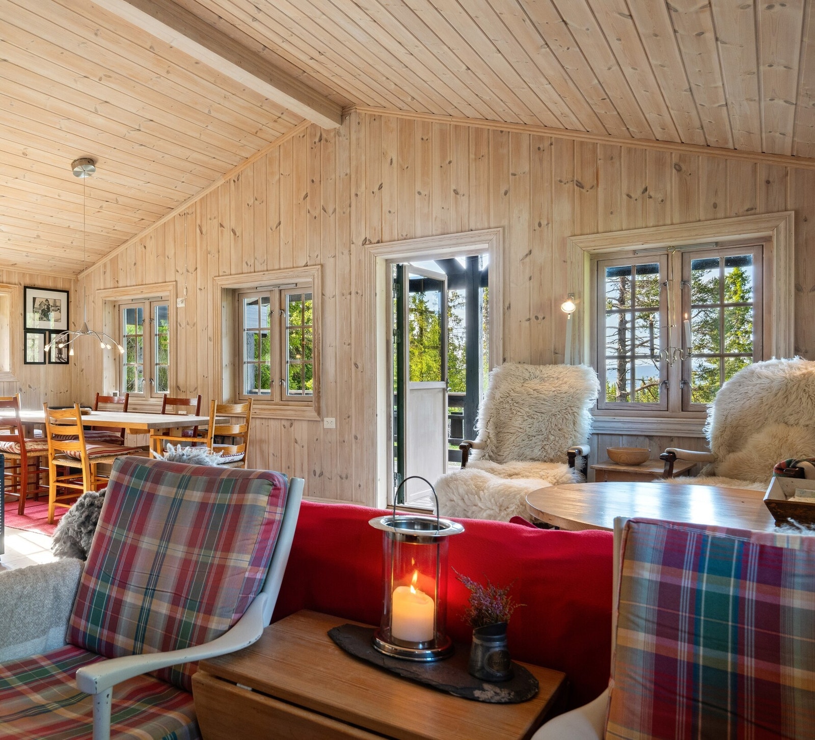 Åpen og sosial løsning mellom stue, spisestue og kjøkken. Galleribilde