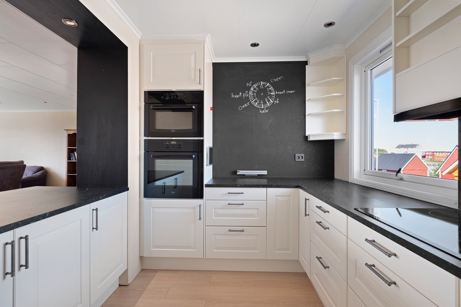 Kjøkkenet er utstyrt med integrert stekeovn, mikrobølgeovn, platetopp og oppvaskmaskin Galleribilde