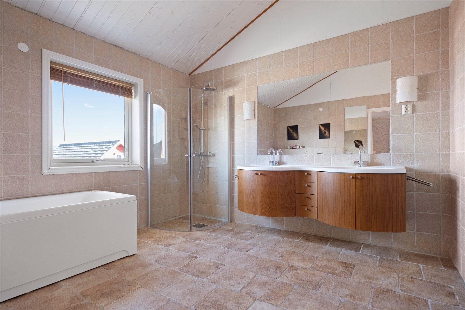 Baderomsinnredning med to servanter Galleribilde