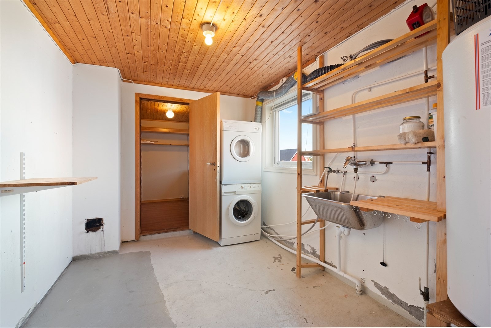 Vaskerom utstyrt med stål skyllekar og opplegg for vaskemaskin Galleribilde