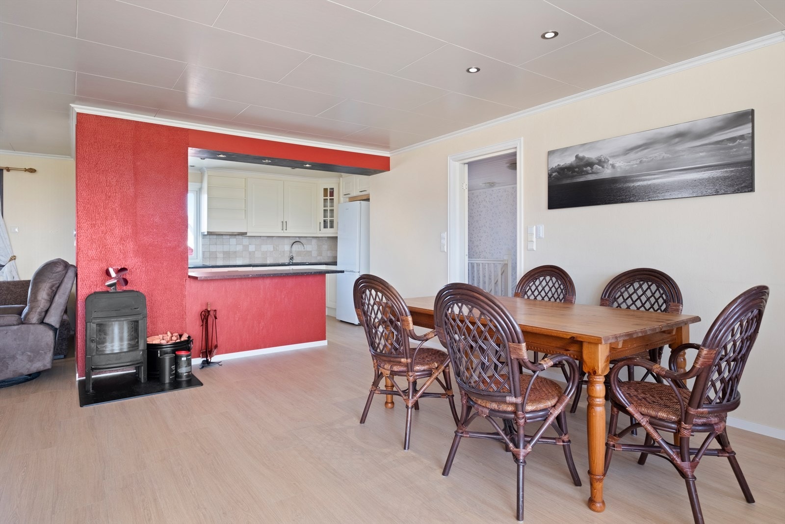 Det er installert vedovn og varmepumpe i stuen Galleribilde