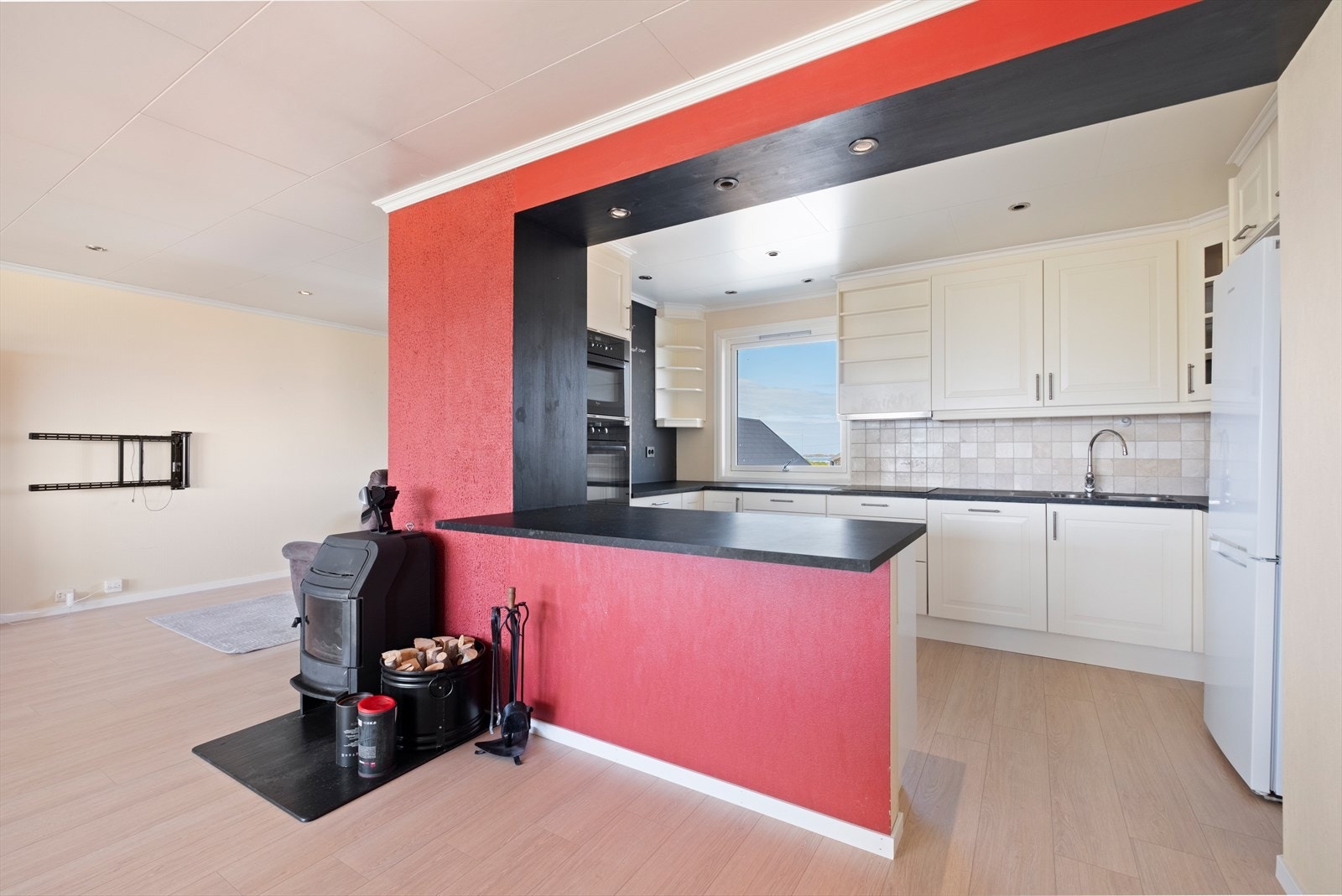 Barløsning med spiseplass mot stue Galleribilde