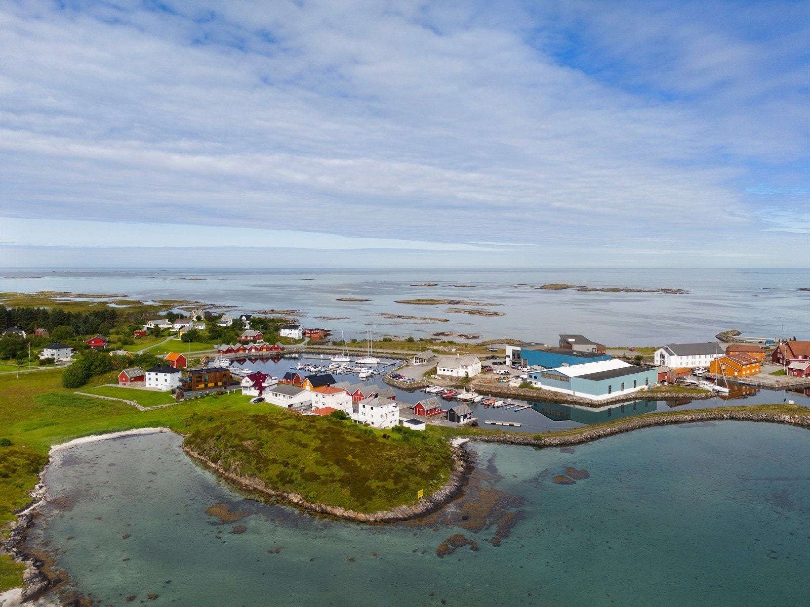 Fra eiendommen er det kort gangavstand til blant annet badeland, restaurant, hotell og småbåthavn Galleribilde