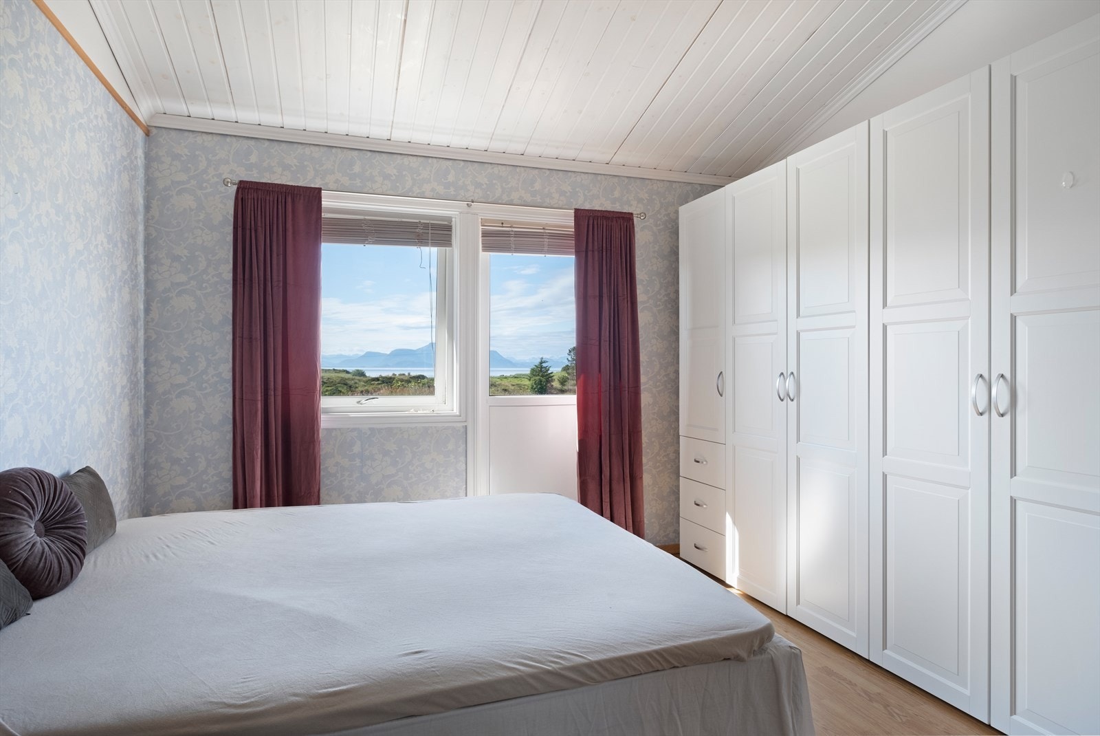 Soverommet har gode oppbevaringsmuligheter i stort garderobeskap Galleribilde