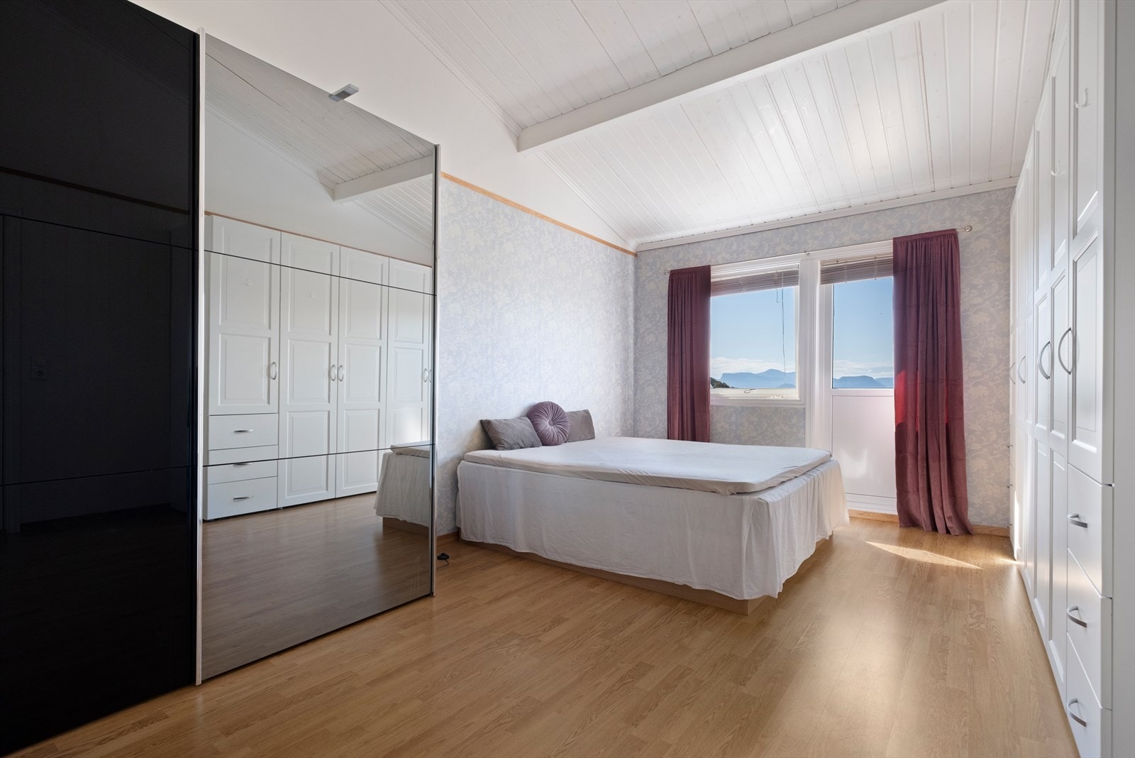 Romslig hovedsoverom med utgang til veranda Galleribilde