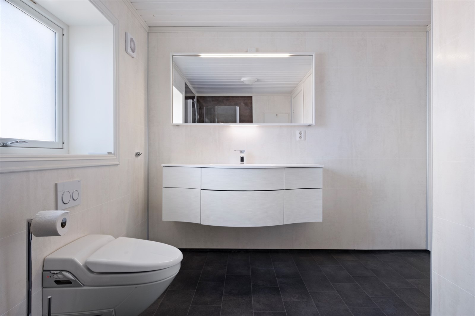 Bad oppgradert ca. 2015 med nytt våtromsbelegg og baderomsplater Galleribilde