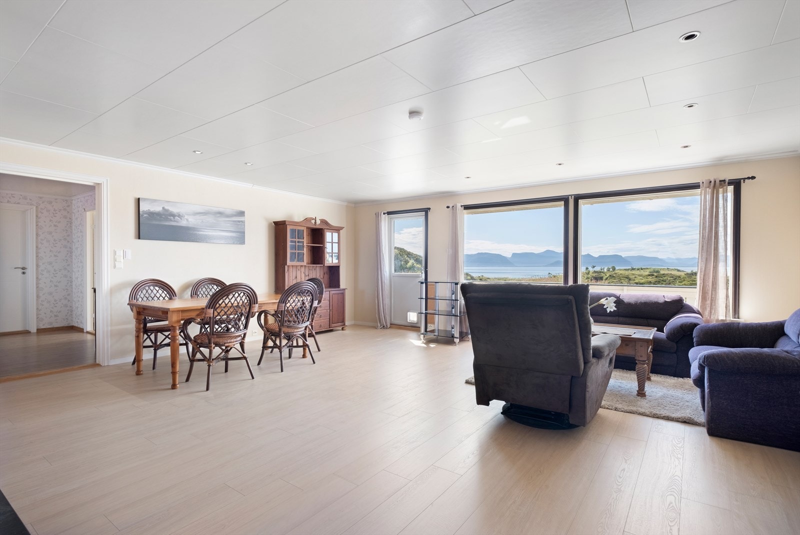 Boligen inneholder blant annet 3 soverom, 2 bad og romslig stue Galleribilde