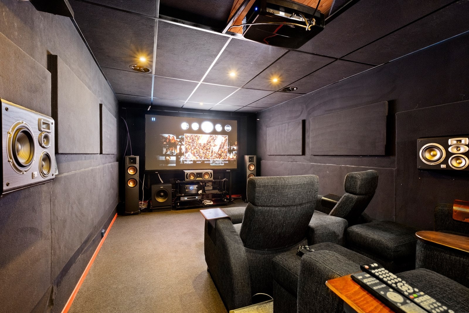 Rom innredet som hjemmekino - alt utstyr i kinorommet medfølger Galleribilde
