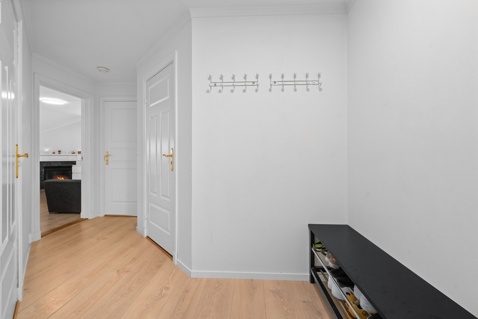 Romslig gang med god plass til sko og jakker Galleribilde