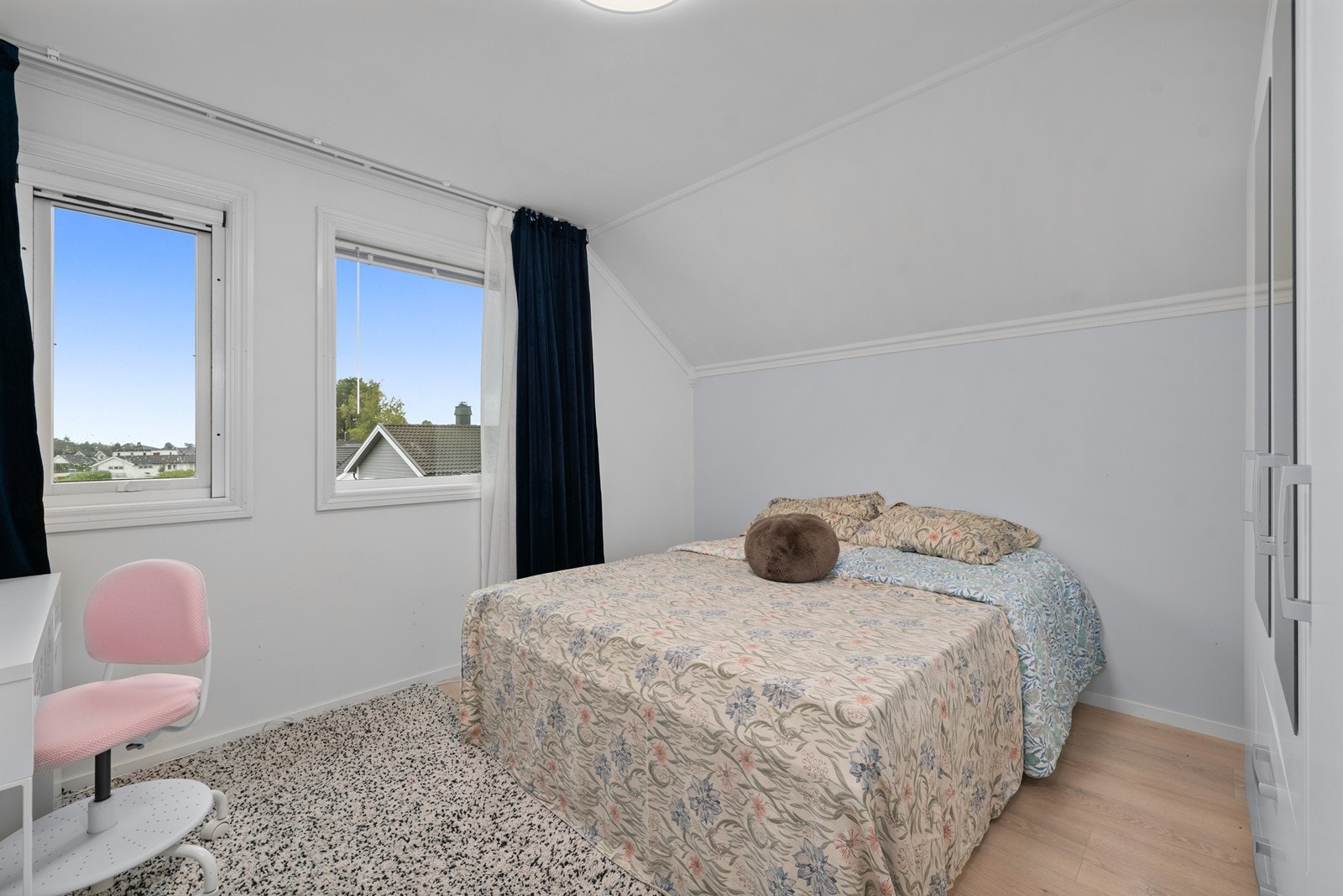 Soveom med god plass til dobbeltseng og skyvedørsgarderobe Galleribilde