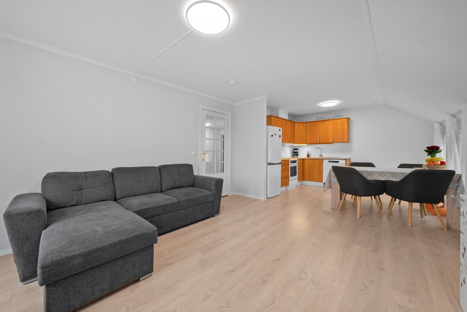 Moderne leilighet med stue og kjøkken i åpen løsning Galleribilde