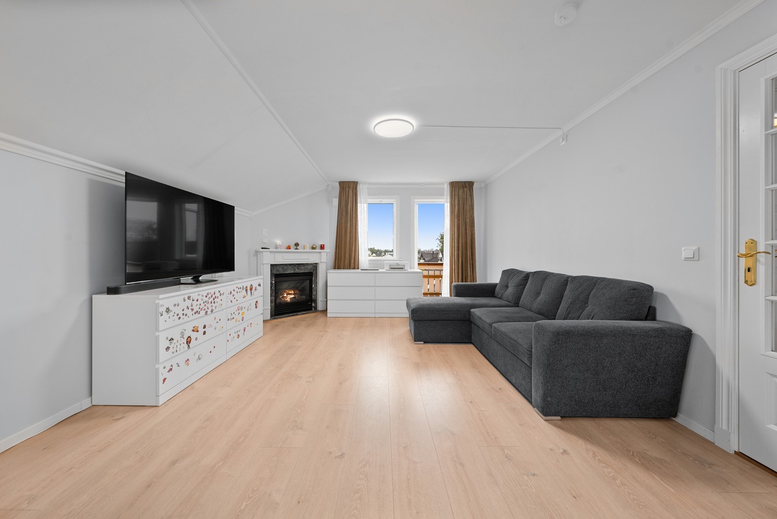 Trivelig leilighet med mye naturlig lys fra store vindusflater Galleribilde