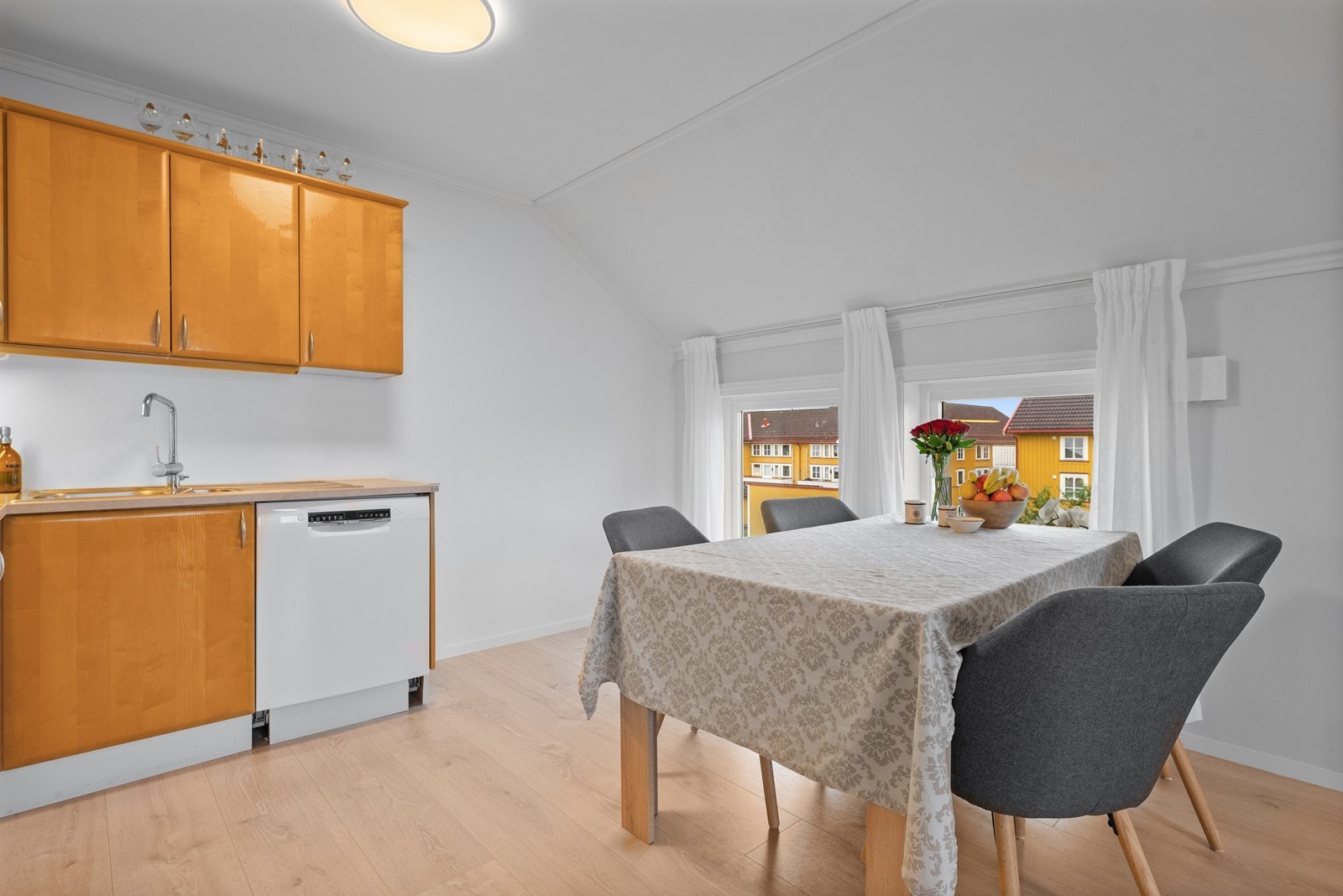 Det er god plass til hele familien rundt spisebordet på kjøkkenet Galleribilde