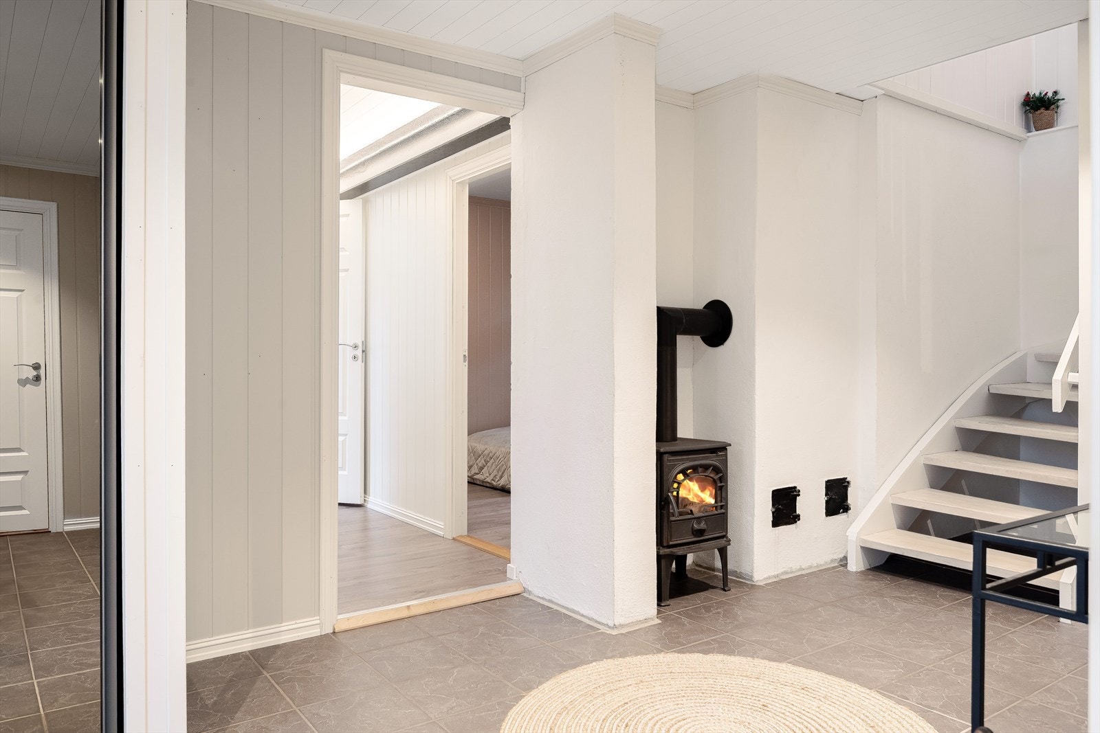 Underetasjen inneholder entré, gang, 2 rom innredet som soverom, toalettrom, vaskerom og 2 boder. Galleribilde