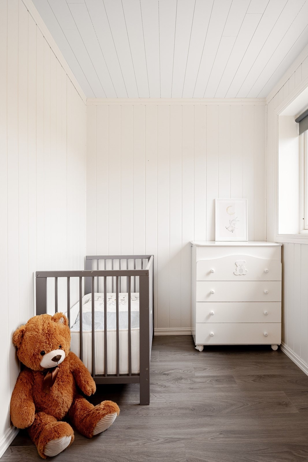 Rommet har god og moderne standard fra 2017 med enstavs laminat på gulv med gulvvarme og lyse panelplater på veggene. Galleribilde