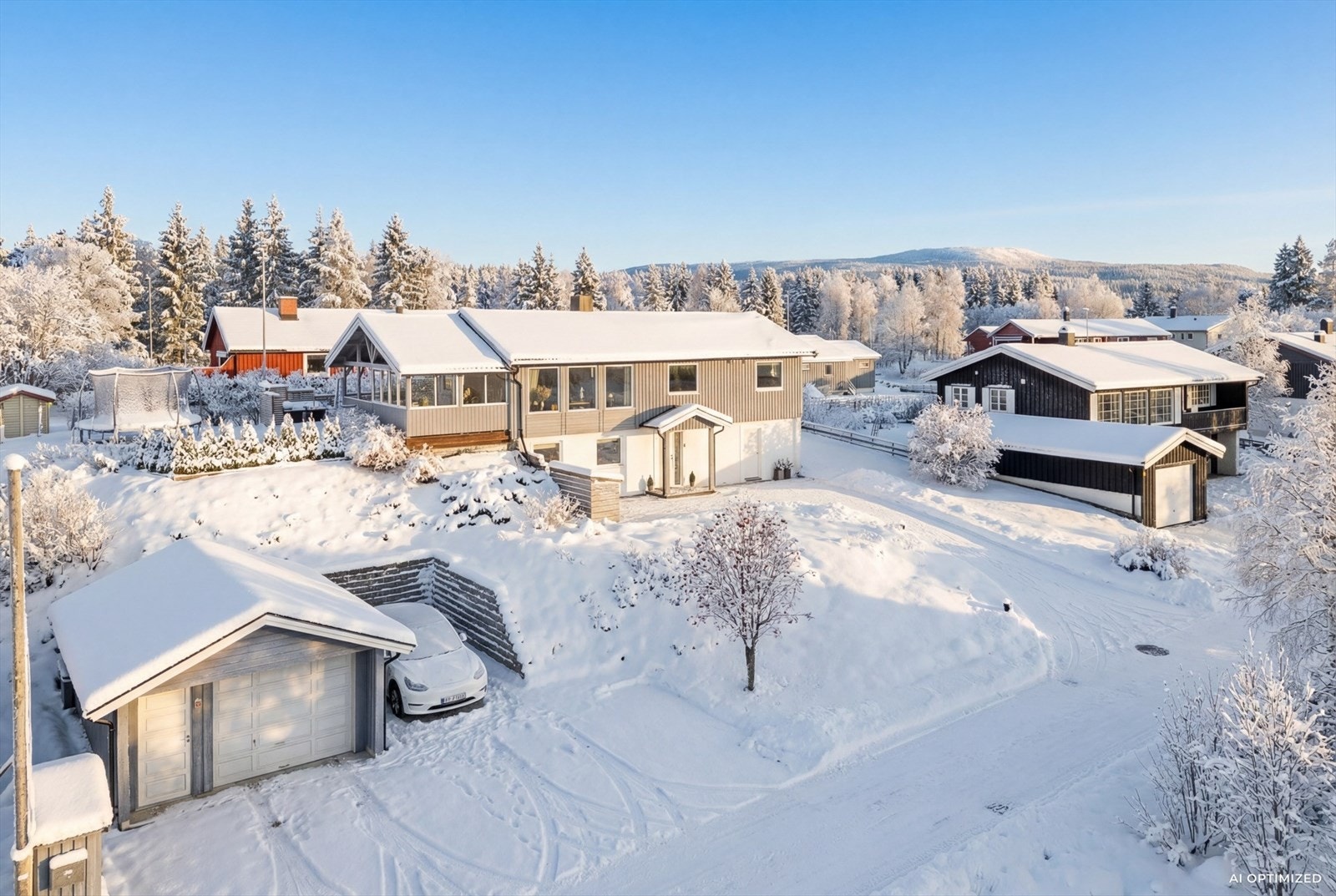 Denne boligen ligger fint til i et etablert boligområde på Nordre Kirkeberget i Rena. Her bor du i et etablert og barnevennlig boligområde med kun ca. 600 meter til barnehage, ca. 800 meter til skolen og ca. 1,5 km til sentrumskjernen. Galleribilde