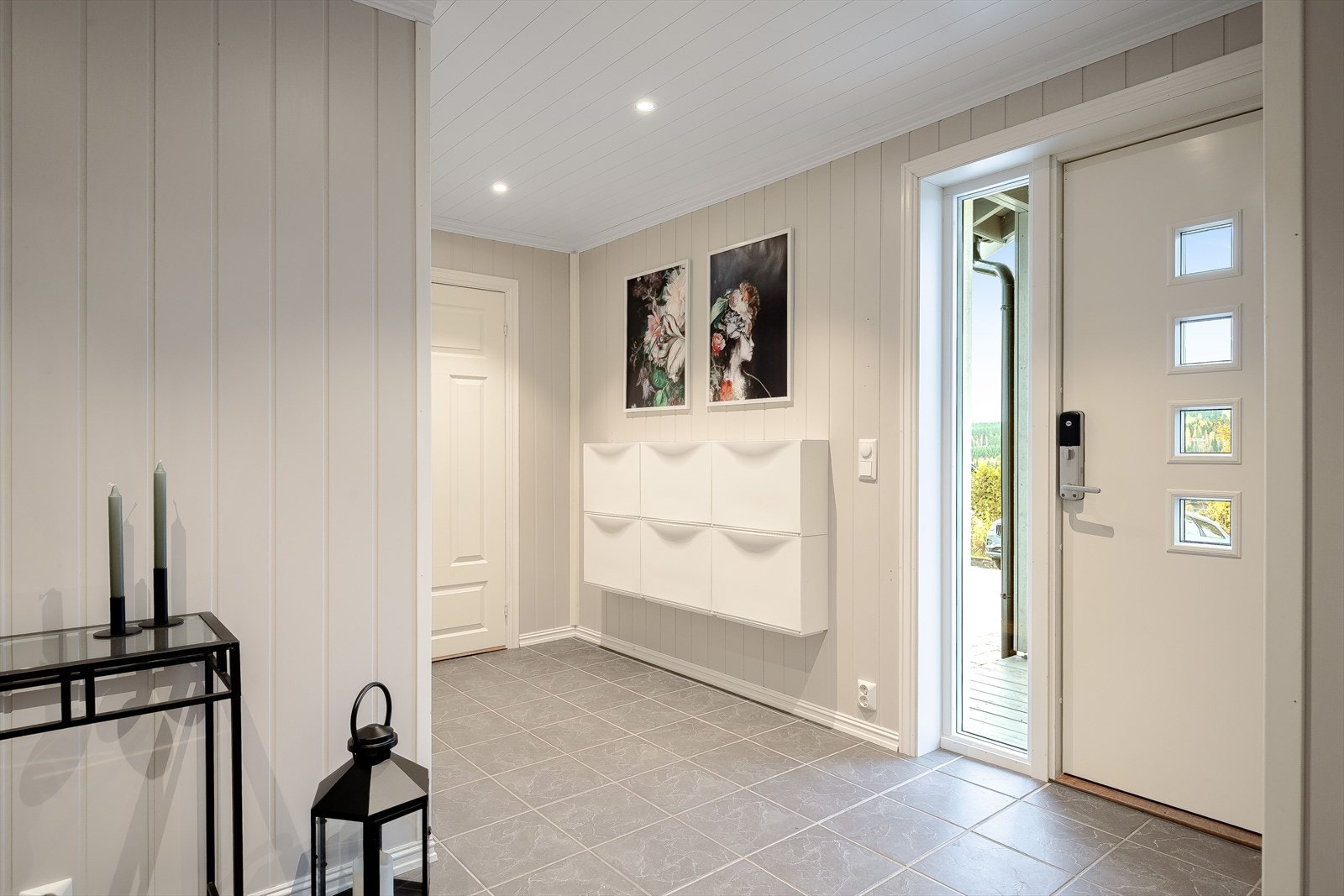 Entréen har god standard fra 2017 med flislagt gulv med gulvvarme, lyse panelplater på veggene og downlights i himlingen. God oppbevaringsplass i stor plassbygget skyvedørsgarderobe. Galleribilde