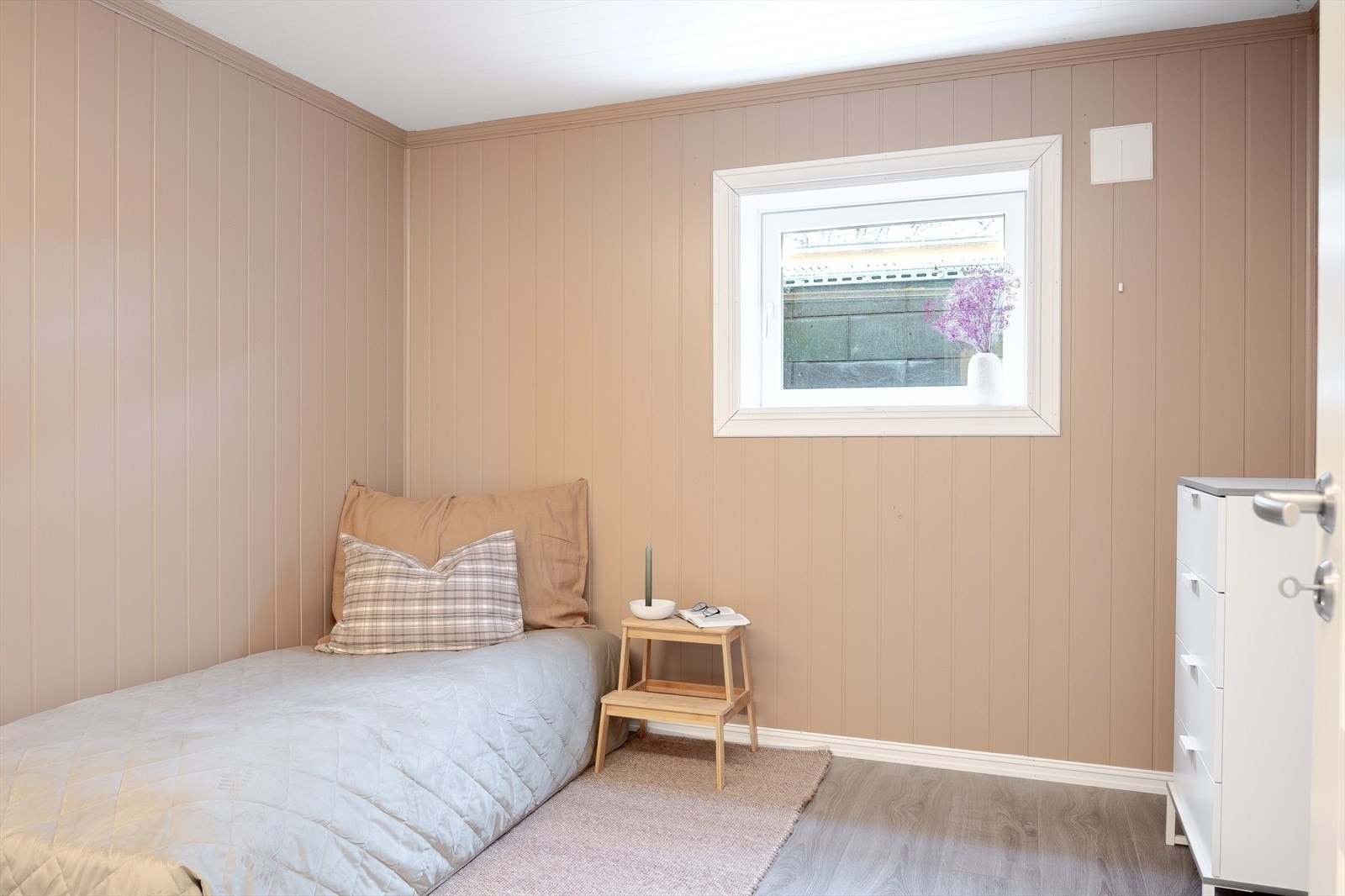 Rom innredet som soverom 2 i underetasjen. Galleribilde