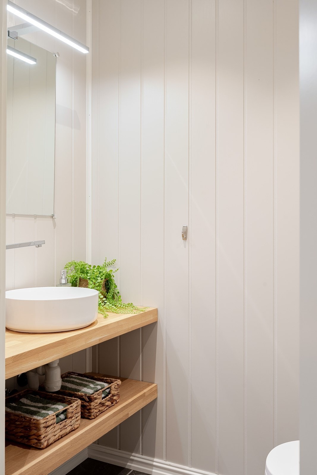 Fra entréen har du adkomst til et praktisk ekstra toalettrom som også ble pusset opp i 2017. Vegg-i-vegg med toalettrommet har du et praktisk vaskerom. Galleribilde