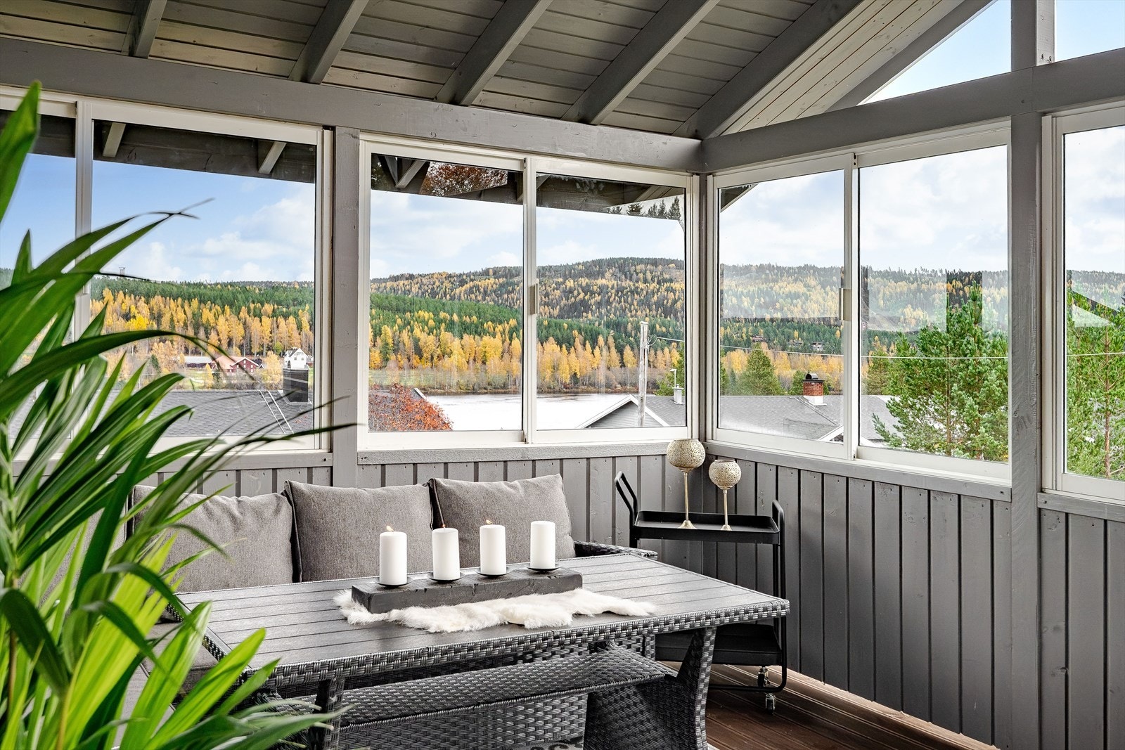 Også her har du nydelig utsikt til Glomma. Dette er uten tvil en skikkelig fin plass for lange og late sommerdager og -kvelder! Galleribilde