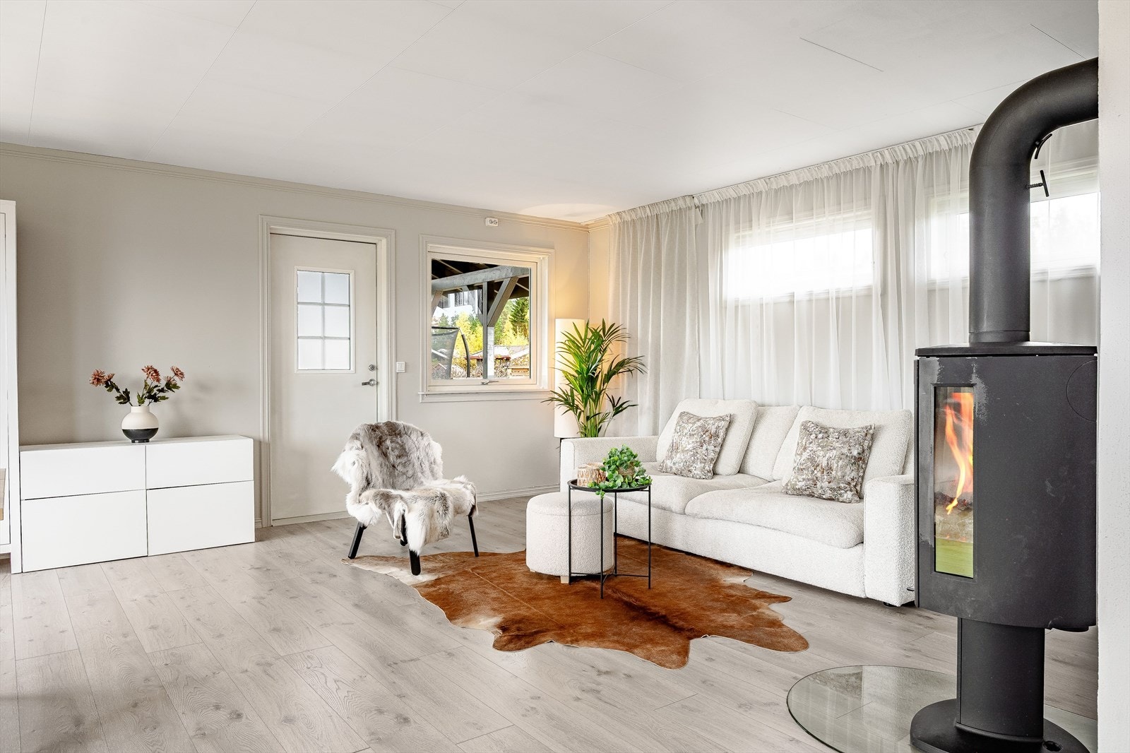 Oppholdsrommet har vindusflater mot tre ulike himmelretninger som sørger for et utrolig flott lys. Alle vinduene i boligen var nye i 2017/11. Galleribilde