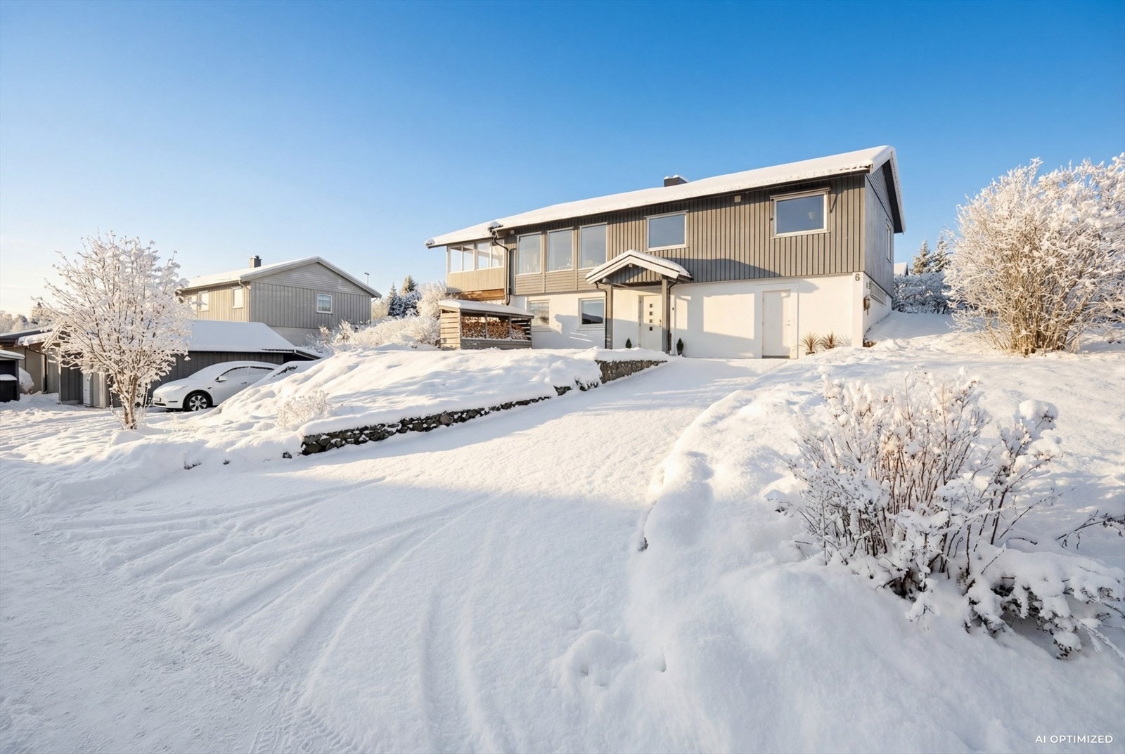 En pent opparbeidet eiendom med store, flotte og solrike uteplasser og nydelig utsikt til Glomma. Galleribilde